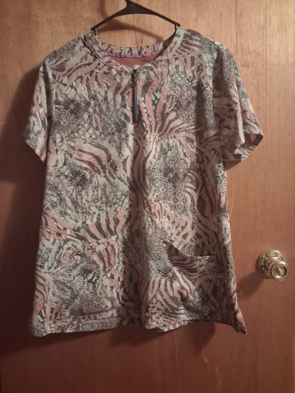 healing hands Short Sleeve Printed SCRUB TOP in Pink and Gray with Zip